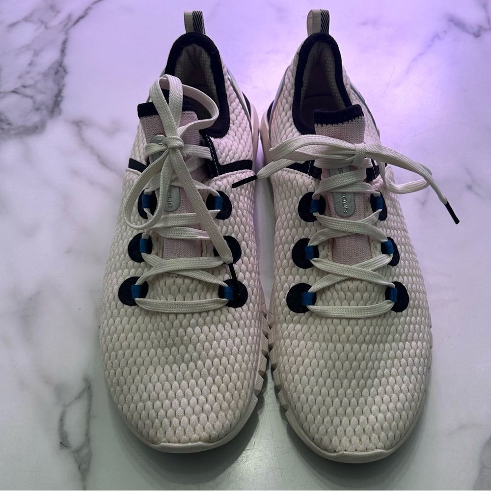 Under Armor White Canvas Low Top Hova sneakers
Men’s Size 10